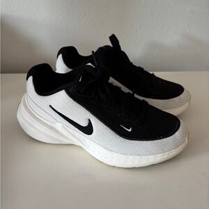 Nike Uplift SC black and white